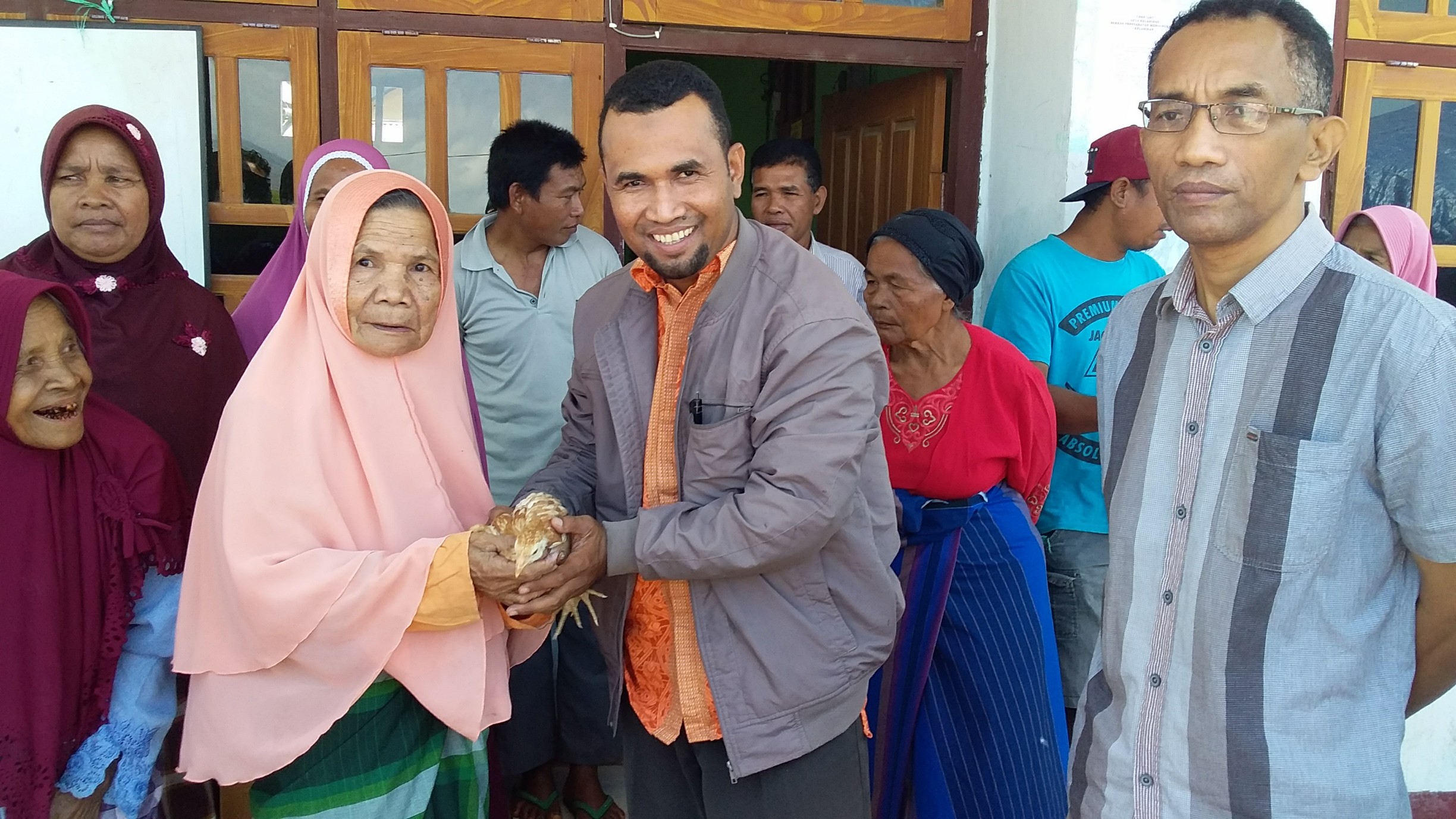 Dinsos Mabar Beri Bantuan 160 Ekor Ayam Kepada Warga Desa Siru