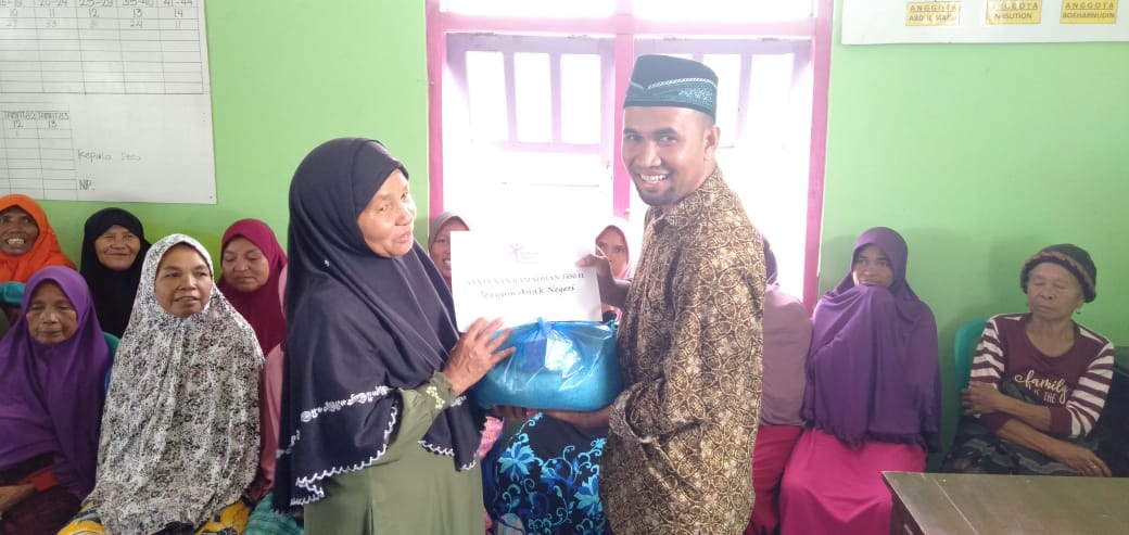 Puluhan Lansia di Desa Siru Dapat Bantuan Sembako dari Kades