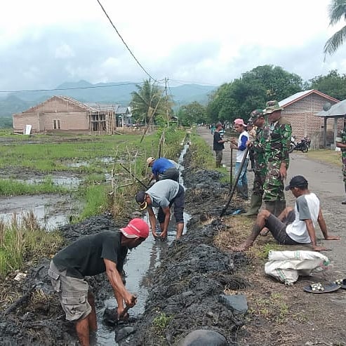 Foto : Gotong Royong Bersih Selokan Drainase