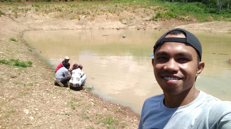 Foto : Melepas Bibit Ikan di Embung Desa