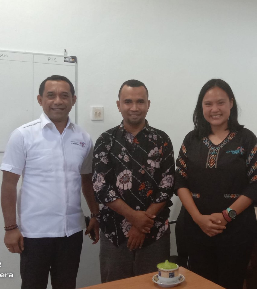 Foto Bersama Usai Presentasi Potensi Wisata Berbasis Pertanian dengan Direktur BOP Lab. Bajo Flore