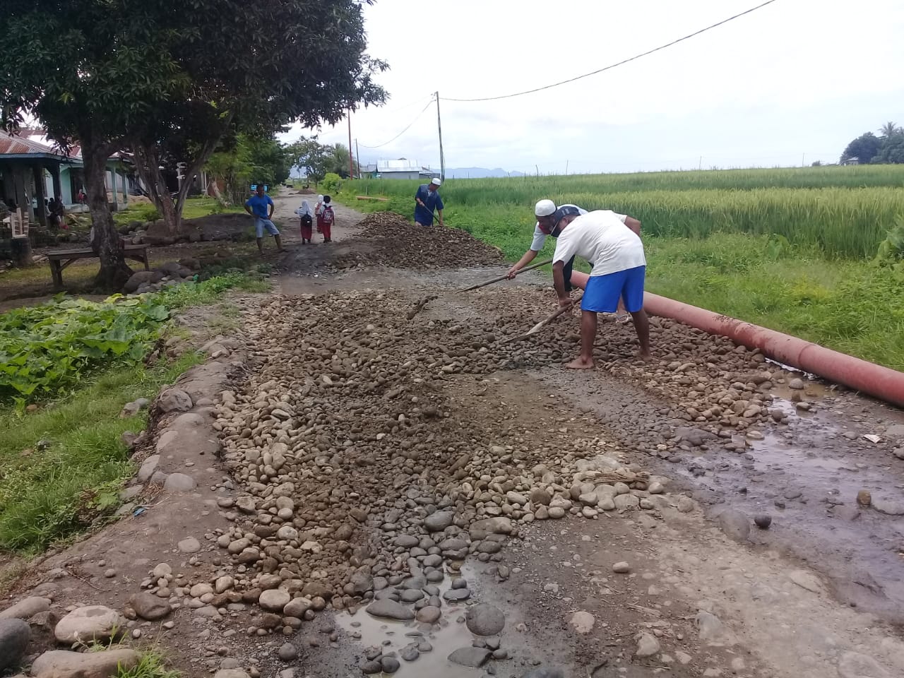 Masyarakat Siru Gotong Royong Perbaiki Jalan
