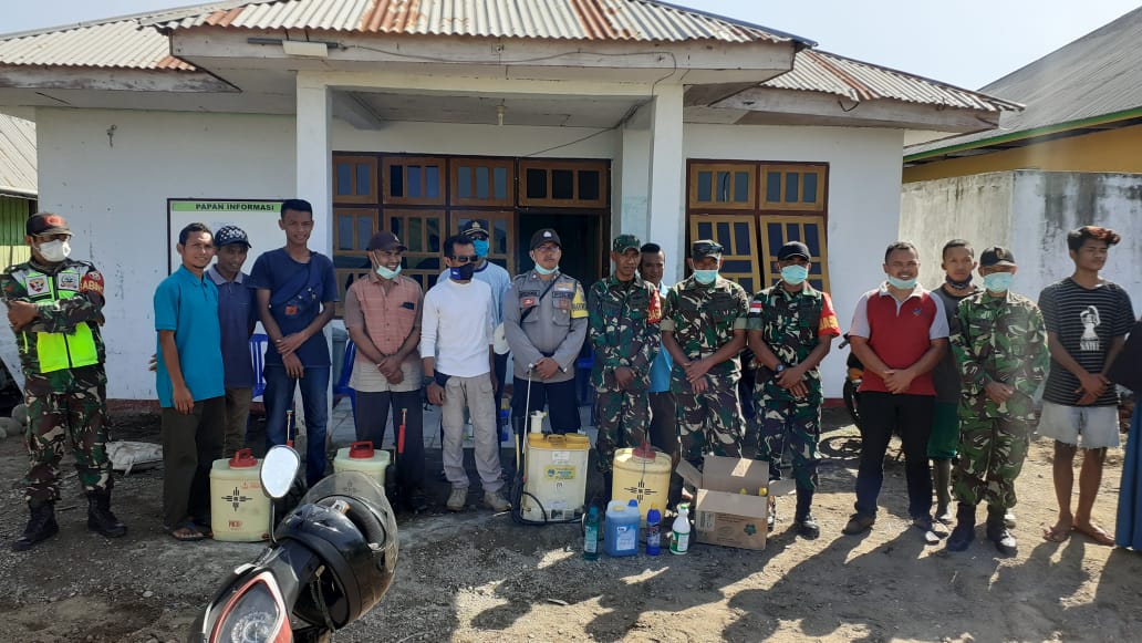 Cegah Covid-19, Pemdes Siru Melakukan Semprot Disinfektan