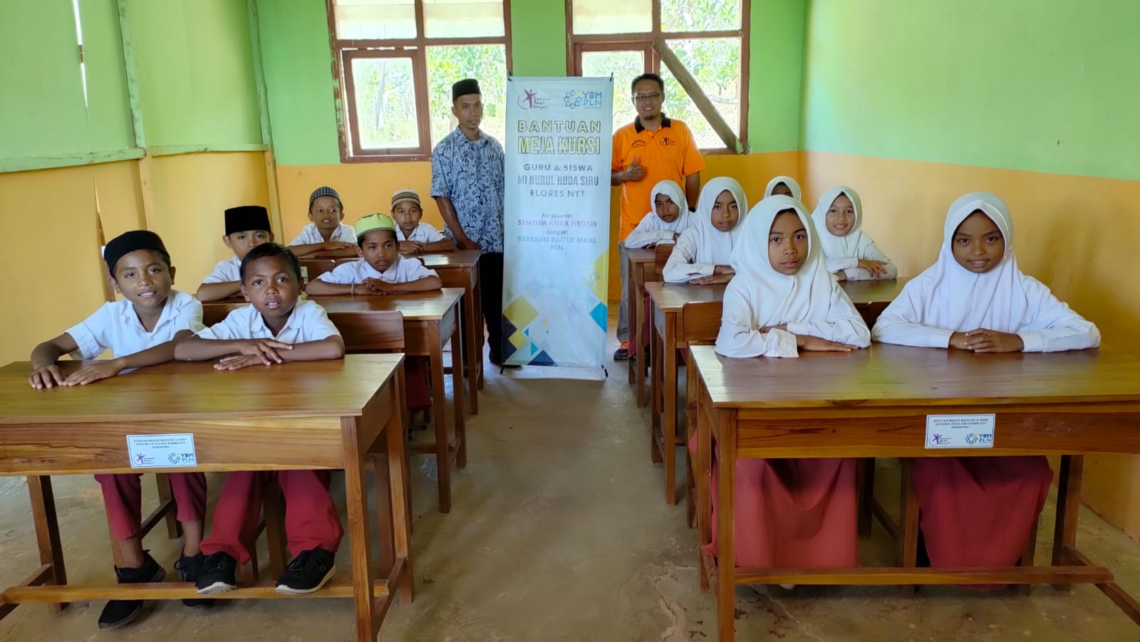 Senyum Anak Negeri dan YBM PT. PLN Beri Bantuan Sarpras Pendidikan di Desa Siru