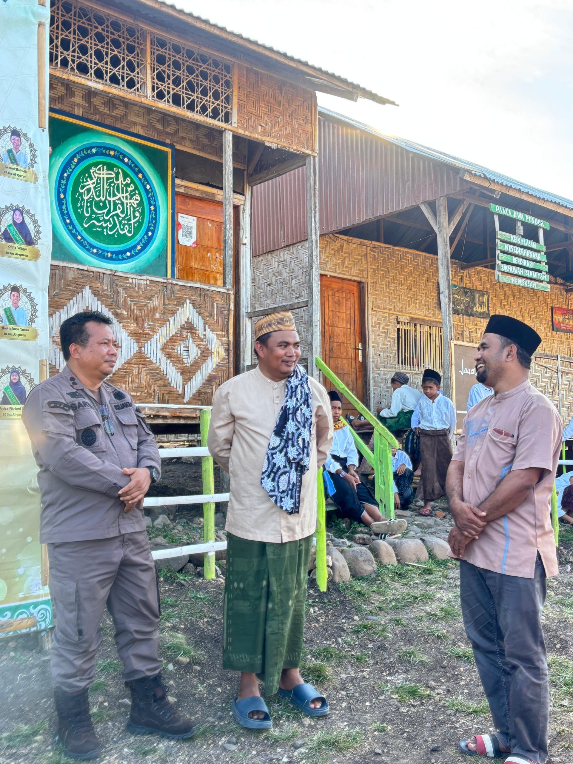 HUT Adhyaksa Dharmakarini, Kejari Mabar Gelor Baksos di Pesantren Kolong