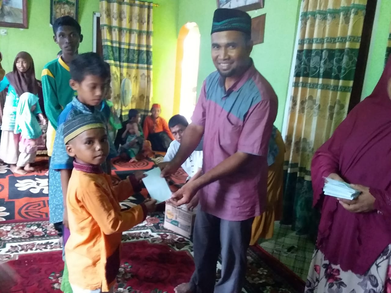 Makan Bersama dan Pemberian Santunan kepada Anak Yatim bersama Majelis Taklim Alkhansa Desa Siru