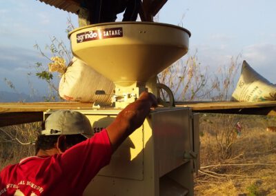 Foto : Warga Lita Antusias Sambut Mesin Giling Padi