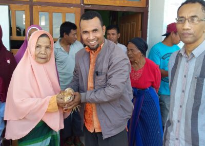 Dinsos Mabar Beri Bantuan 160 Ekor Ayam Kepada Warga Desa Siru