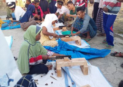 Yayasan Baitul Halim Jakarta Memberikan Pelatihan Pengolahan Kacang Mete di Desa Siru