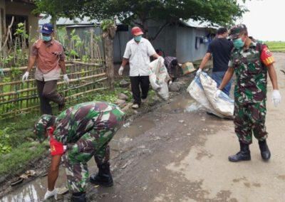 Waspada DBD, Kades Siru Pimpin Langsung Aksi Bersih Lingkungan