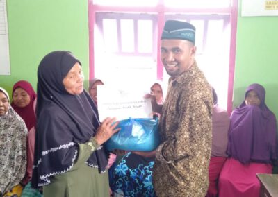 Puluhan Lansia di Desa Siru Dapat Bantuan Sembako dari Kades