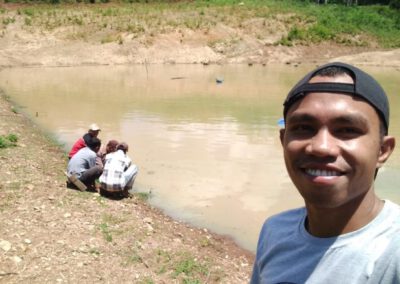 Foto : Melepas Bibit Ikan di Embung Desa