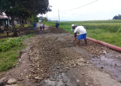 Masyarakat Siru Gotong Royong Perbaiki Jalan