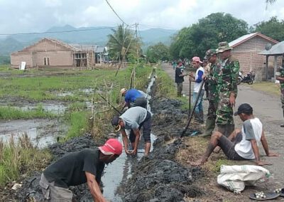 Foto : Gotong Royong Bersih Selokan Drainase